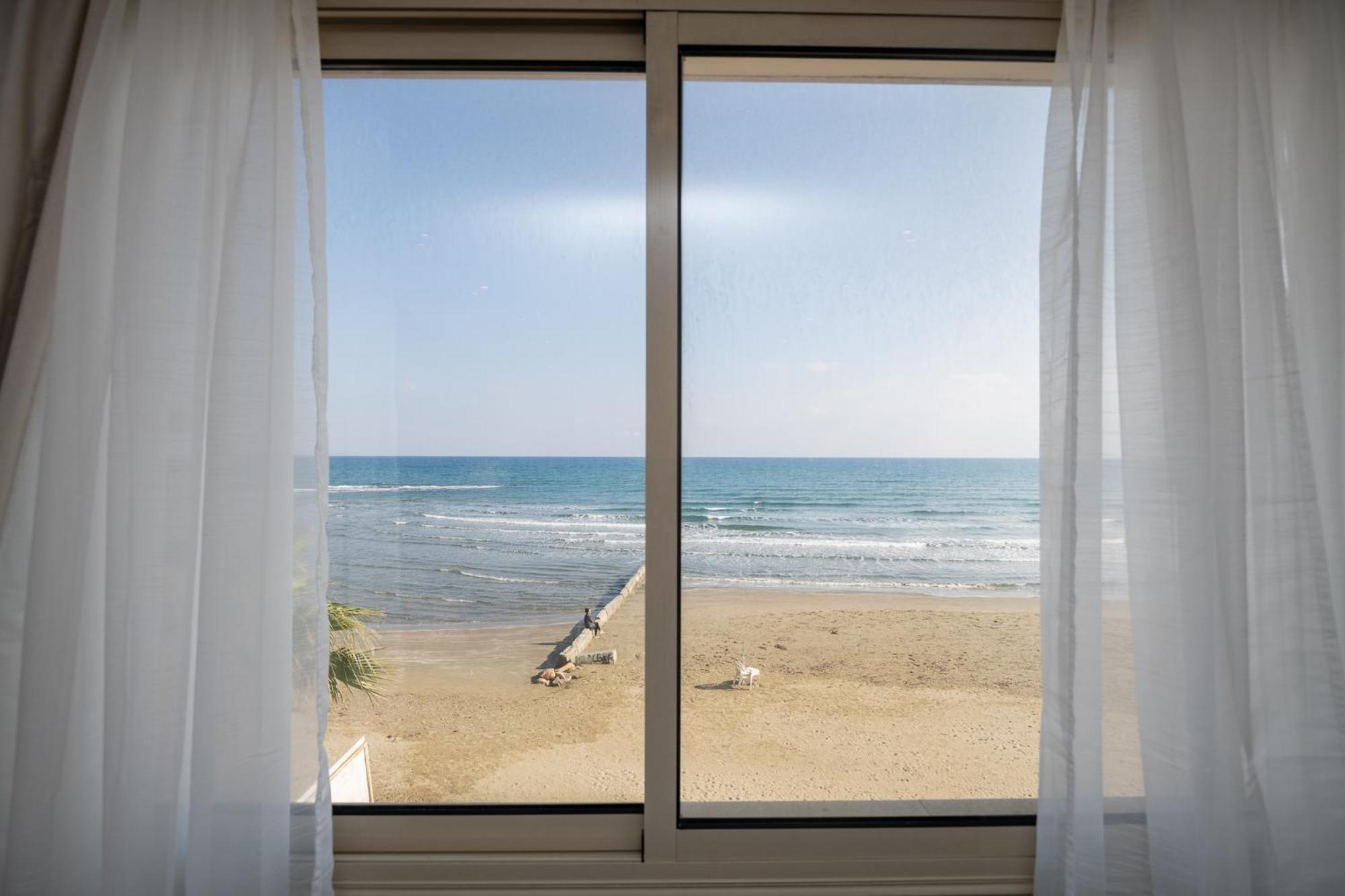 Quattro Beachfront Sea View Ap 4 Larnaca Exteriér fotografie